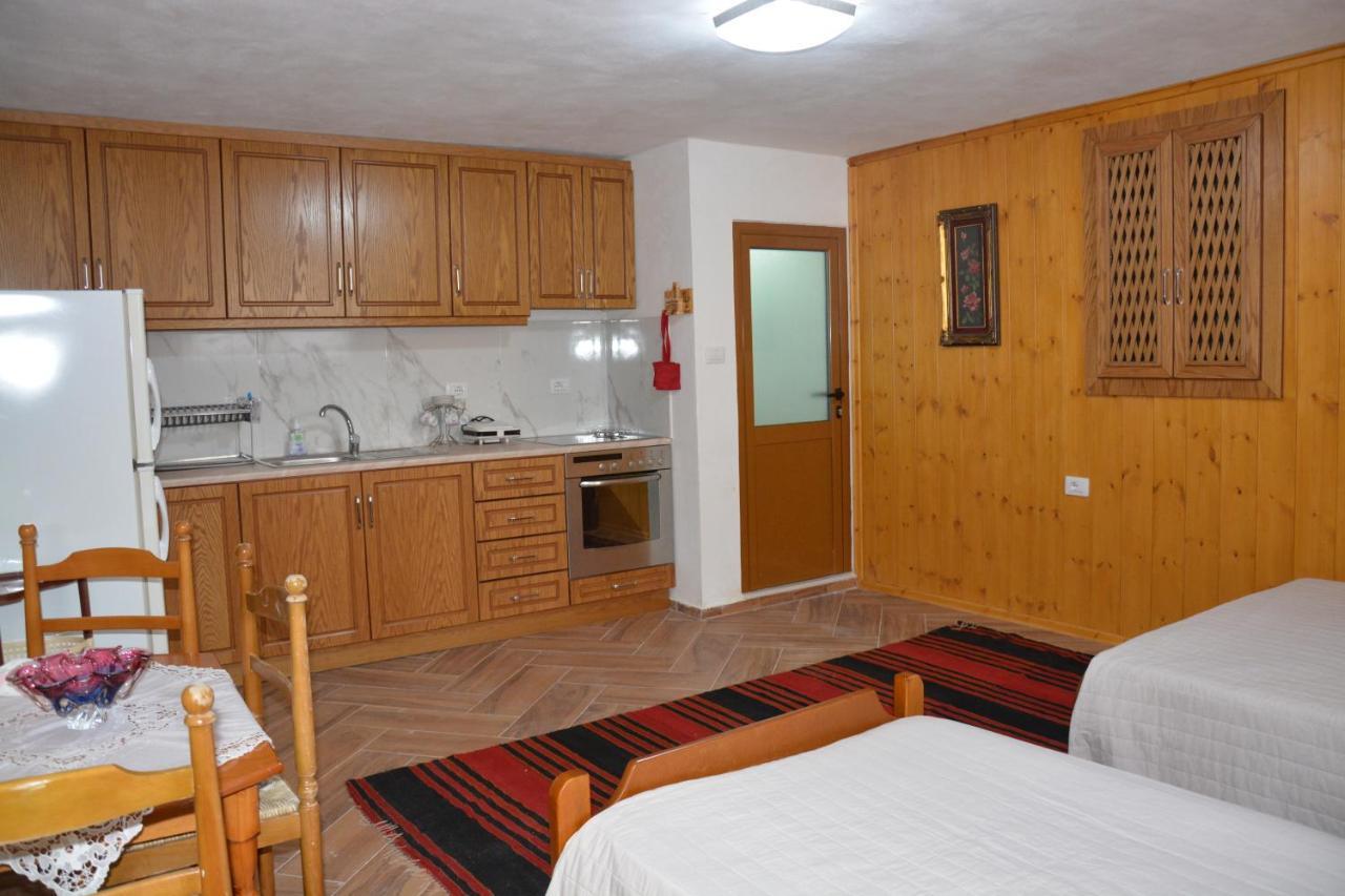Guest House Memushi Гірокастра Екстер'єр фото